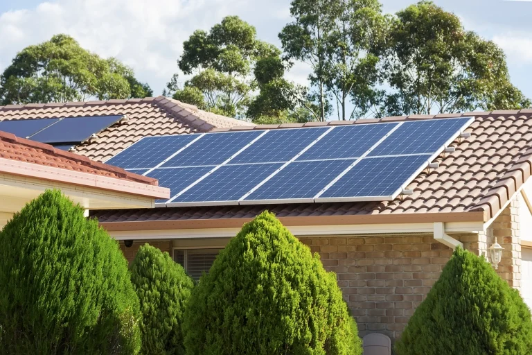 paneles solares en una casa ecológica autosuficiente